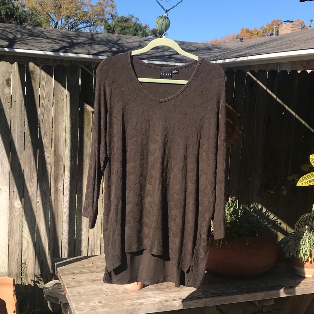 ❄️Tribal Women’s Long Sleeve Brown Top With Textured Animal Print! Size L